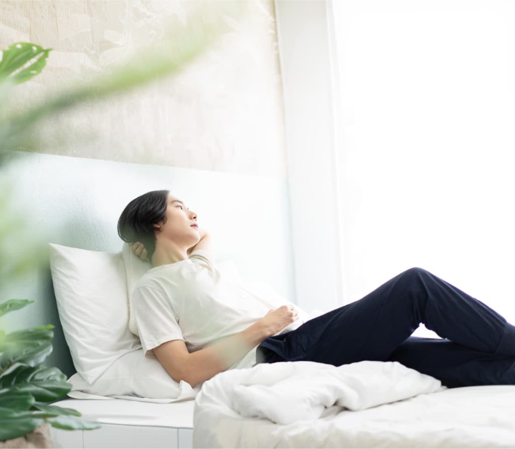 部屋でくつろいでいる人の写真